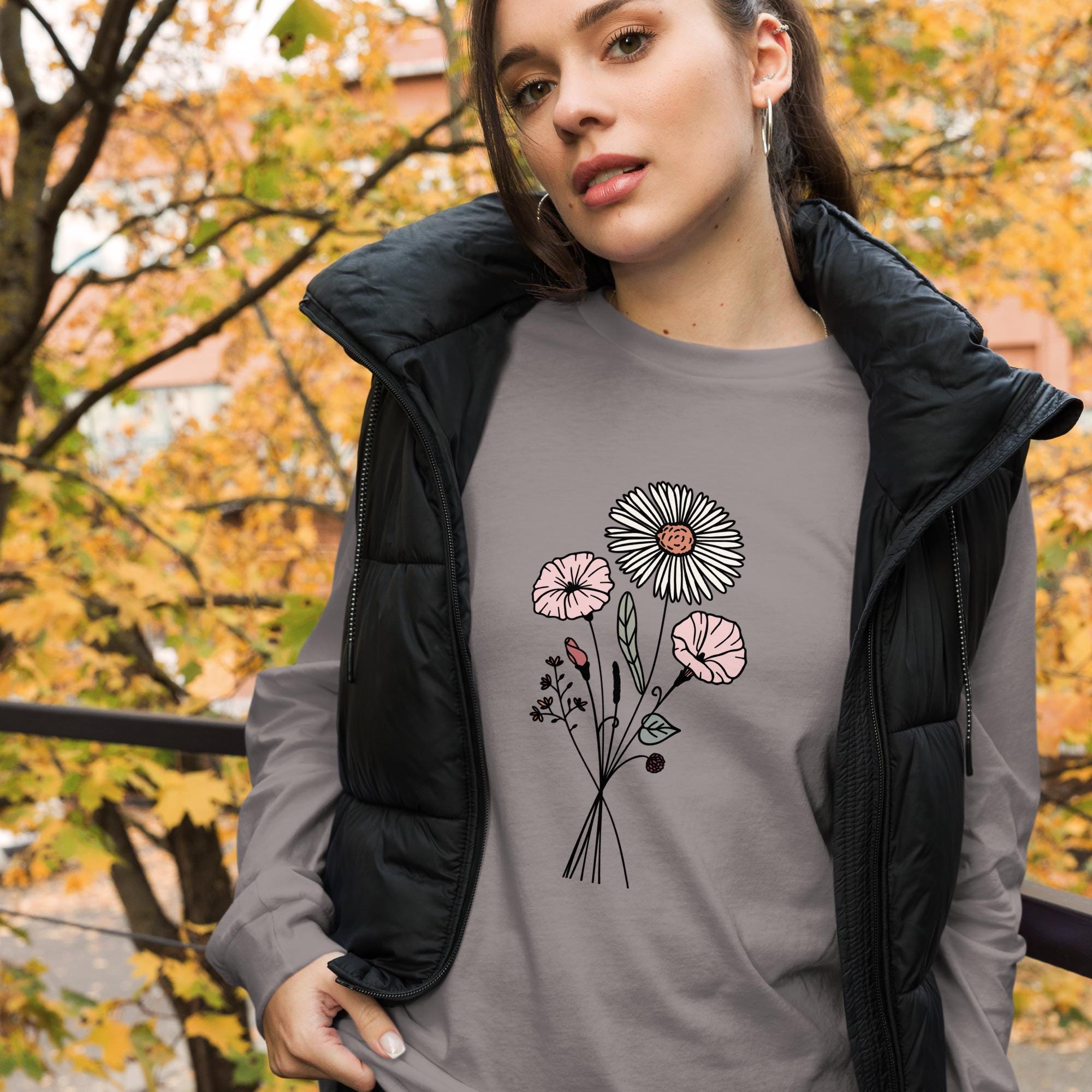 Custom Birth Month Flower T-Shirt - Sentimental Gift for Grandma - Floral Design - Perfect for Mother&#39;s Day